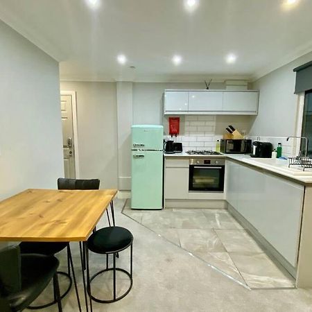 Stylish Two Bedroom Apartment Near Victoria Park Cardiff Esterno foto